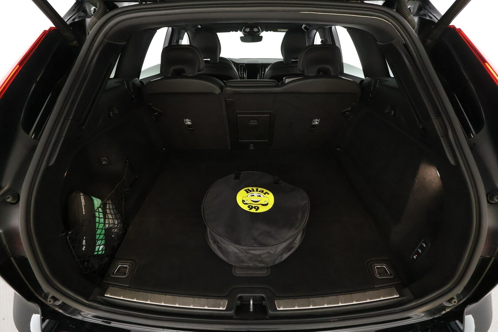 Volvo XC60 2023 T6 AWD Long Range Plus Dark aut * ACC / Panorama / Ilma-alusta / Webasto / H&K / Muistipenkit / Full LED / Koukku / Facelift * - 1.om Suomi-auto / Akku kuntotarkastettu / Kahdet renkaat aluvanteilla / Merkkihuollettu / Hyvät varusteet!