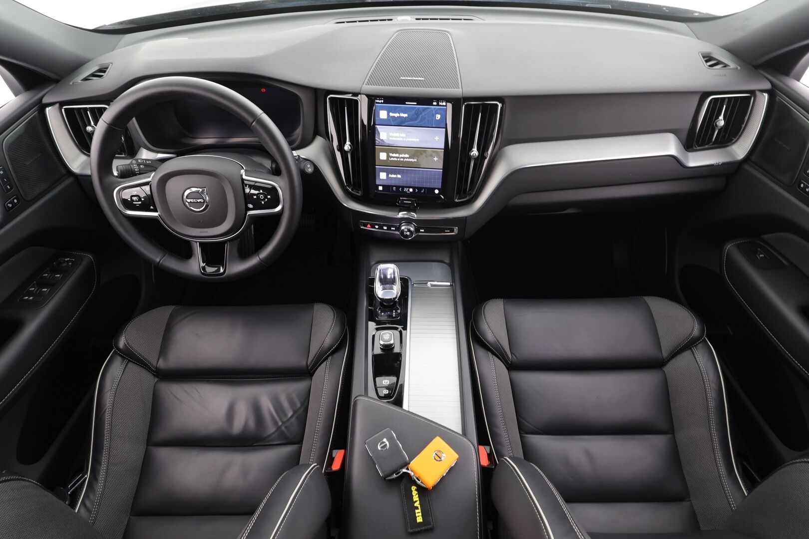 Volvo XC60 2023 T6 AWD Long Range Plus Dark aut * ACC / Panorama / Ilma-alusta / Webasto / H&K / Muistipenkit / Full LED / Koukku / Facelift * - 1.om Suomi-auto / Akku kuntotarkastettu / Kahdet renkaat aluvanteilla / Merkkihuollettu / Hyvät varusteet!