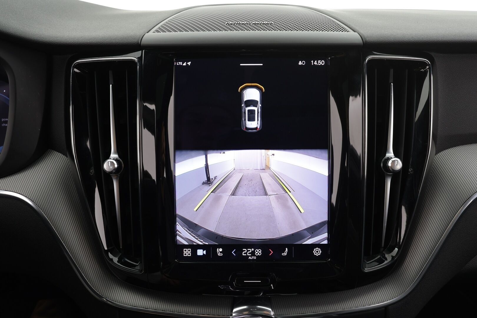 Volvo XC60 2023 T6 AWD Long Range Plus Dark aut * ACC / Panorama / Ilma-alusta / Webasto / H&K / Muistipenkit / Full LED / Koukku / Facelift * - 1.om Suomi-auto / Akku kuntotarkastettu / Kahdet renkaat aluvanteilla / Merkkihuollettu / Hyvät varusteet!