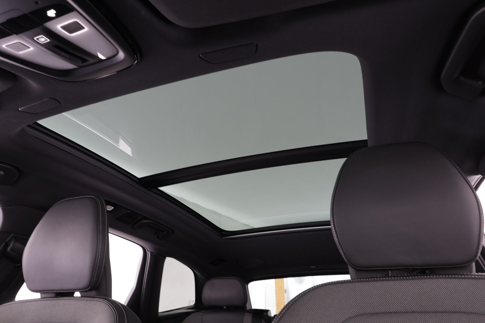 Volvo XC60 2023 T6 AWD Long Range Plus Dark aut * ACC / Panorama / Ilma-alusta / Webasto / H&K / Muistipenkit / Full LED / Koukku / Facelift * - 1.om Suomi-auto / Akku kuntotarkastettu / Kahdet renkaat aluvanteilla / Merkkihuollettu / Hyvät varusteet!