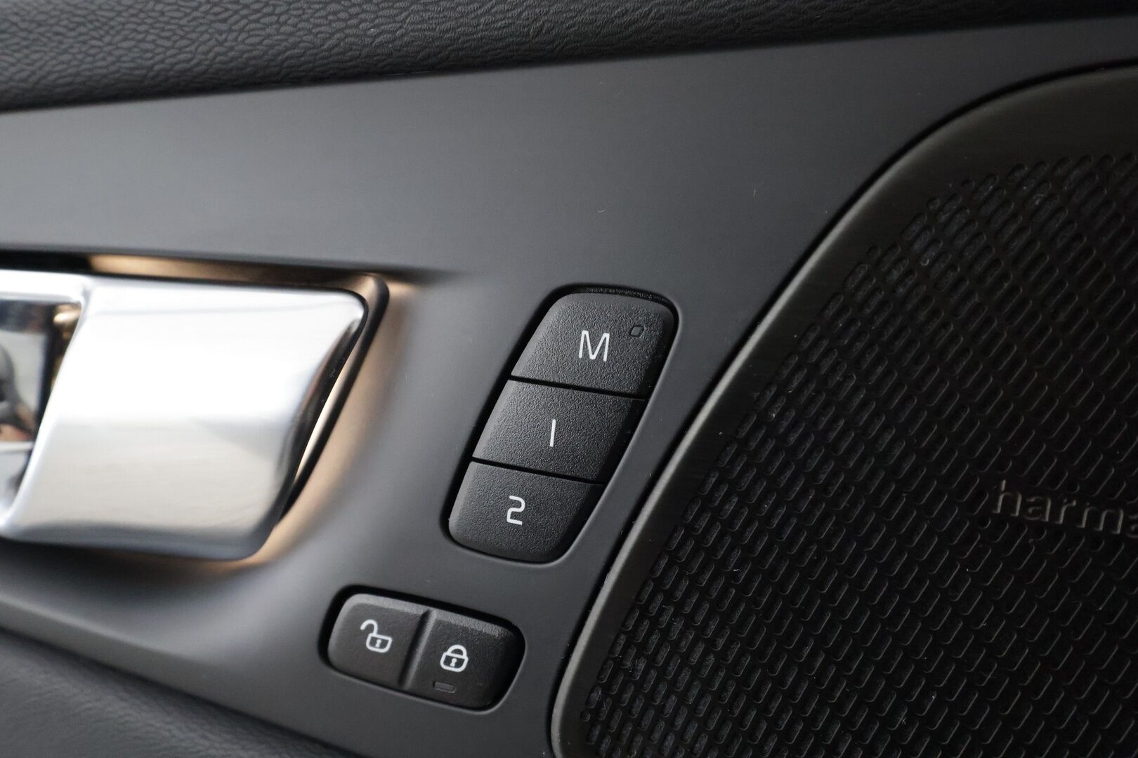 Volvo XC60 2023 T6 AWD Long Range Plus Dark aut * ACC / Panorama / Ilma-alusta / Webasto / H&K / Muistipenkit / Full LED / Koukku / Facelift * - 1.om Suomi-auto / Akku kuntotarkastettu / Kahdet renkaat aluvanteilla / Merkkihuollettu / Hyvät varusteet!