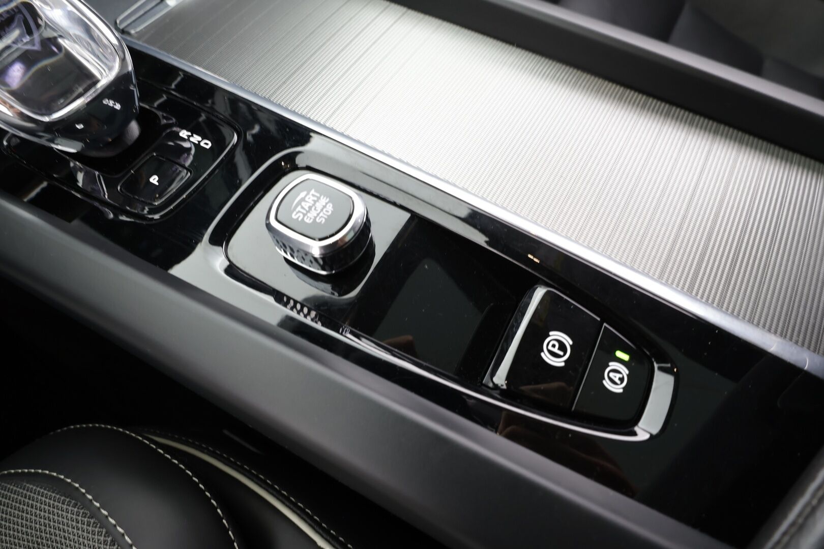 Volvo XC60 2023 T6 AWD Long Range Plus Dark aut * ACC / Panorama / Ilma-alusta / Webasto / H&K / Muistipenkit / Full LED / Koukku / Facelift * - 1.om Suomi-auto / Akku kuntotarkastettu / Kahdet renkaat aluvanteilla / Merkkihuollettu / Hyvät varusteet!