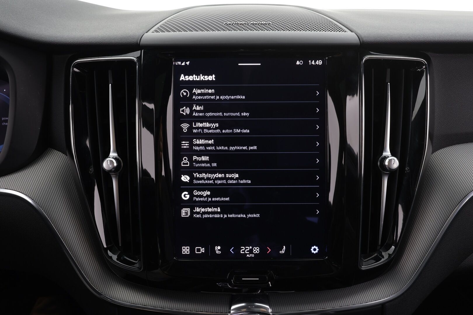 Volvo XC60 2023 T6 AWD Long Range Plus Dark aut * ACC / Panorama / Ilma-alusta / Webasto / H&K / Muistipenkit / Full LED / Koukku / Facelift * - 1.om Suomi-auto / Akku kuntotarkastettu / Kahdet renkaat aluvanteilla / Merkkihuollettu / Hyvät varusteet!