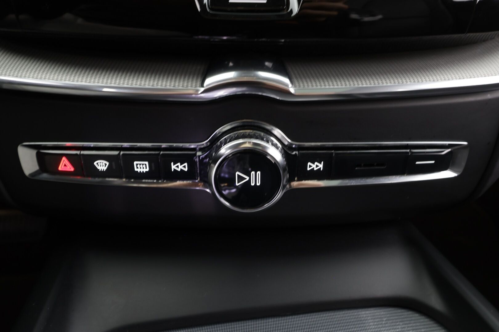 Volvo XC60 2023 T6 AWD Long Range Plus Dark aut * ACC / Panorama / Ilma-alusta / Webasto / H&K / Muistipenkit / Full LED / Koukku / Facelift * - 1.om Suomi-auto / Akku kuntotarkastettu / Kahdet renkaat aluvanteilla / Merkkihuollettu / Hyvät varusteet!