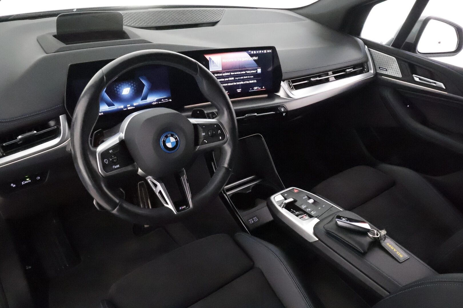 BMW 225 2023 U06 Active Tourer 225e xDrive Charged Edition M Sport * ACC / HUD / Harman&Kardon / Vetokoukku / Adapt.LED / Muistipenkki / Comfort Access - Akku kuntotarkastettu / Suomi-auto / Kahdet renkaat aluvanteilla / Hierova kuljettajan istuin / Sporttipenkit / Ratinlämmitin / Nahka-Alcantara - HULLUT JOULUT KORKOTARJOUS 2,49% 