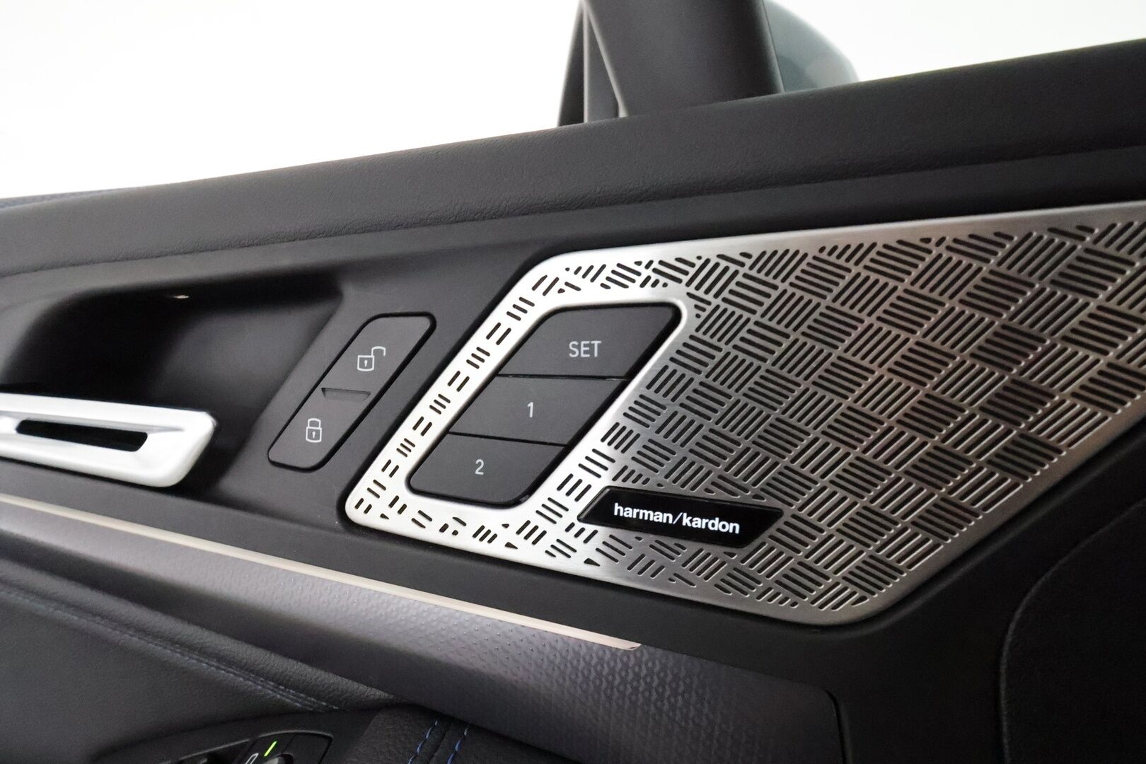 BMW 225 2023 U06 Active Tourer 225e xDrive Charged Edition M Sport * ACC / HUD / Harman&Kardon / Vetokoukku / Adapt.LED / Muistipenkki / Comfort Access - Akku kuntotarkastettu / Suomi-auto / Kahdet renkaat aluvanteilla / Hierova kuljettajan istuin / Sporttipenkit / Ratinlämmitin / Nahka-Alcantara - HULLUT JOULUT KORKOTARJOUS 2,49% 