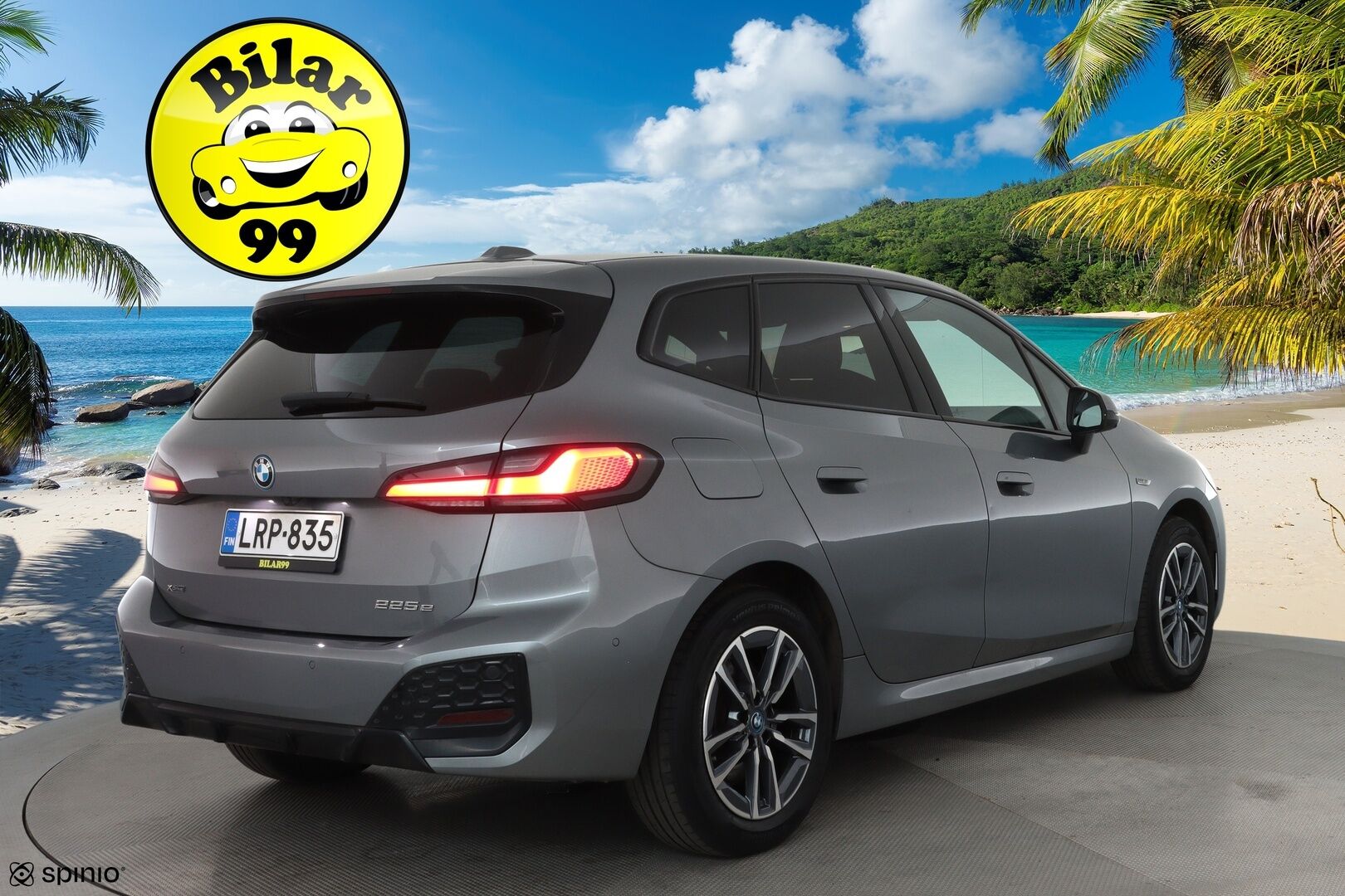 BMW 225 2023 U06 Active Tourer 225e xDrive Charged Edition M Sport **Vakkari / Muistipenkki / HUD / H&K / Adapt.LED / Comfort Access** - Akku kuntotarkastettu / Suomi-auto / Kahdet renkaat aluvanteilla / Hierova kuljettajan istuin / Sporttipenkit / Ratinlämmitin / Nahka-Alcantara
