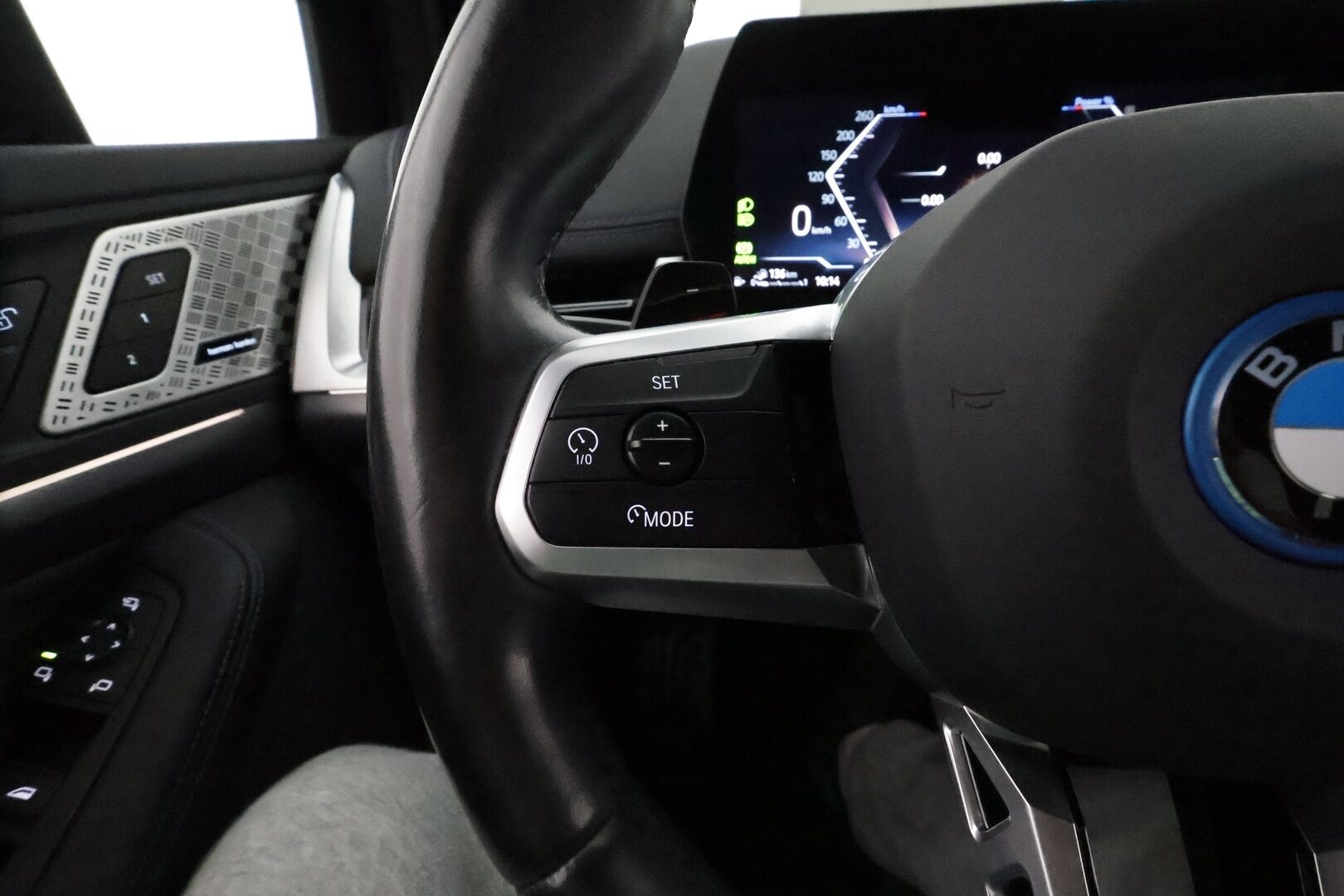 BMW 225 2023 U06 Active Tourer 225e xDrive Charged Edition M Sport * ACC / HUD / Harman&Kardon / Vetokoukku / Adapt.LED / Muistipenkki / Comfort Access - Akku kuntotarkastettu / Suomi-auto / Kahdet renkaat aluvanteilla / Hierova kuljettajan istuin / Sporttipenkit / Ratinlämmitin / Nahka-Alcantara - HULLUT JOULUT KORKOTARJOUS 2,49% 