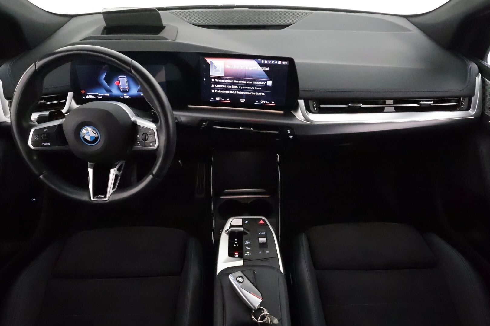 BMW 225 2023 U06 Active Tourer 225e xDrive Charged Edition M Sport **Vakkari / Muistipenkki / HUD / H&K / Adapt.LED / Comfort Access** - Akku kuntotarkastettu / Suomi-auto / Kahdet renkaat aluvanteilla / Hierova kuljettajan istuin / Sporttipenkit / Ratinlämmitin / Nahka-Alcantara