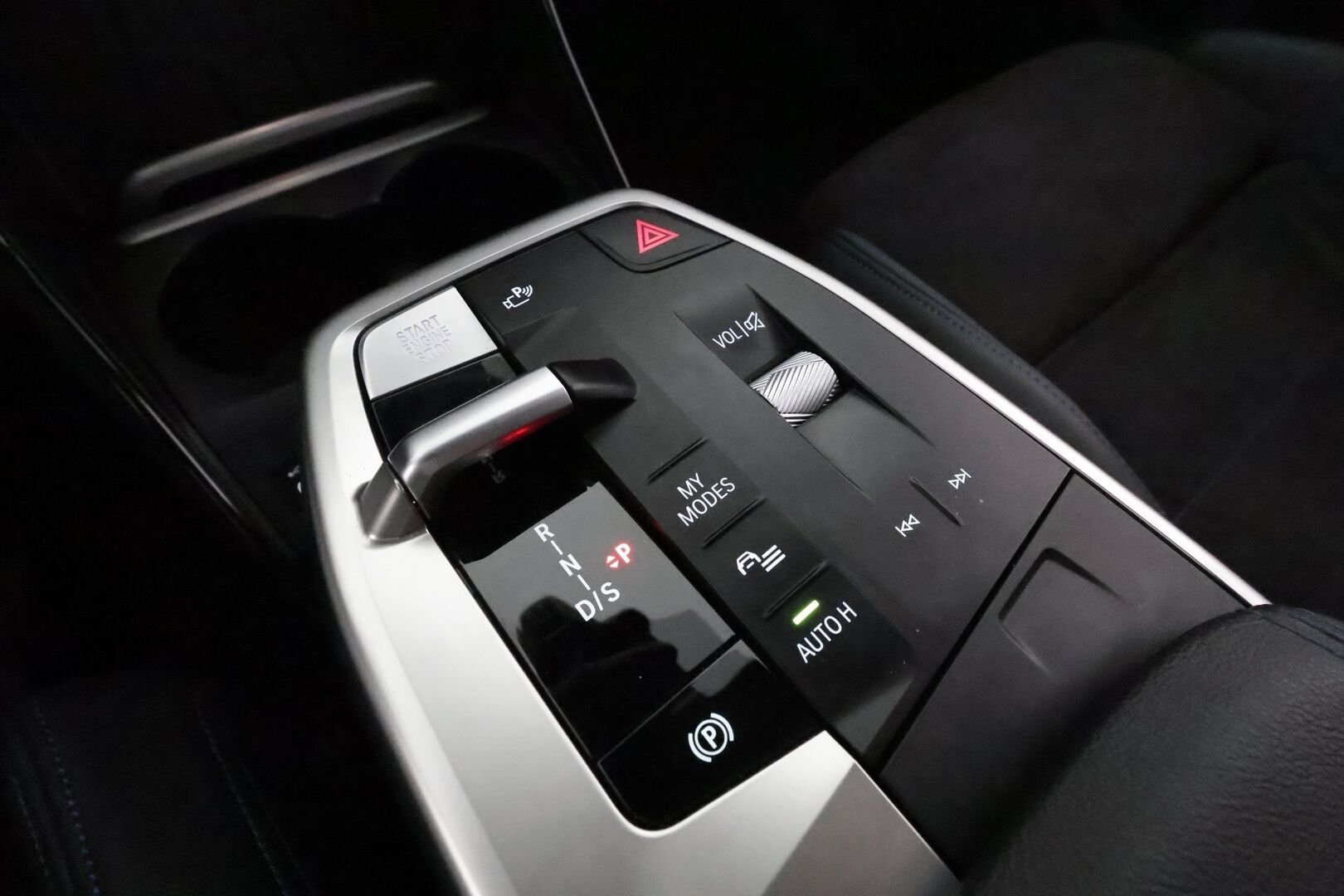 BMW 225 2023 U06 Active Tourer 225e xDrive Charged Edition M Sport * ACC / HUD / Harman&Kardon / Vetokoukku / Adapt.LED / Muistipenkki / Comfort Access - Akku kuntotarkastettu / Suomi-auto / Kahdet renkaat aluvanteilla / Hierova kuljettajan istuin / Sporttipenkit / Ratinlämmitin / Nahka-Alcantara - HULLUT JOULUT KORKOTARJOUS 2,49% 