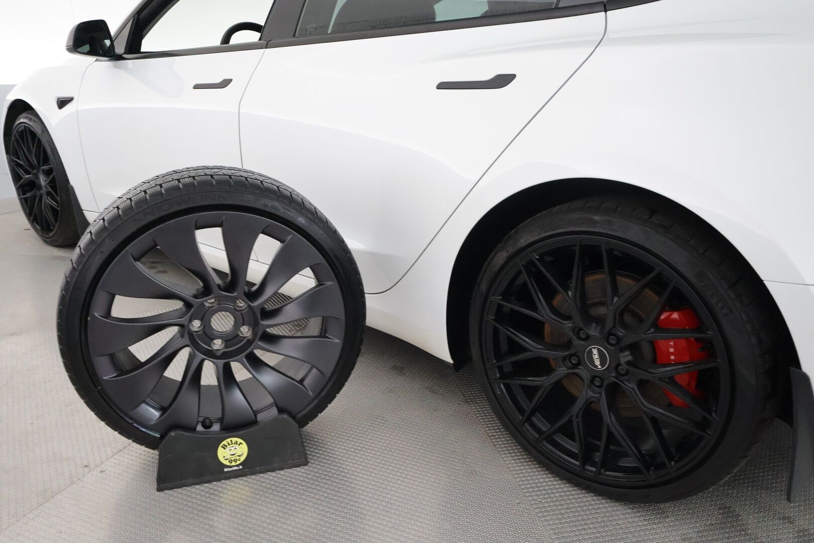 Tesla Model 3 2022 Performance **Lasikatto / Lämpöpumppu / Adapt.Vakkari / Matrix-LED / P.Kamera / Nahkaverhoilu / Kaistavahti / Navi** - 3,99 % KORKOTARJOUS TÄHÄN AUTOON - KeylessGO / 2x Renkaat