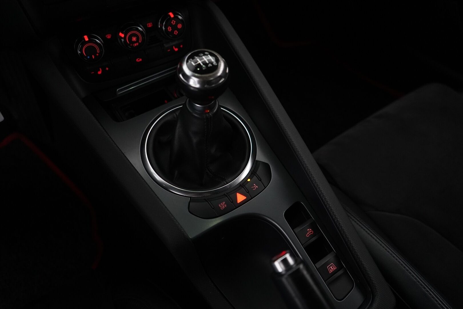 Audi TT 2007 Roadster 2.0 Turbo FSI 147 kW * Tämä auto myydään YritysOutlet -valikoimasta vain yritykselle * - RS-Look / Kahdet vanteet / Erikoisväri 