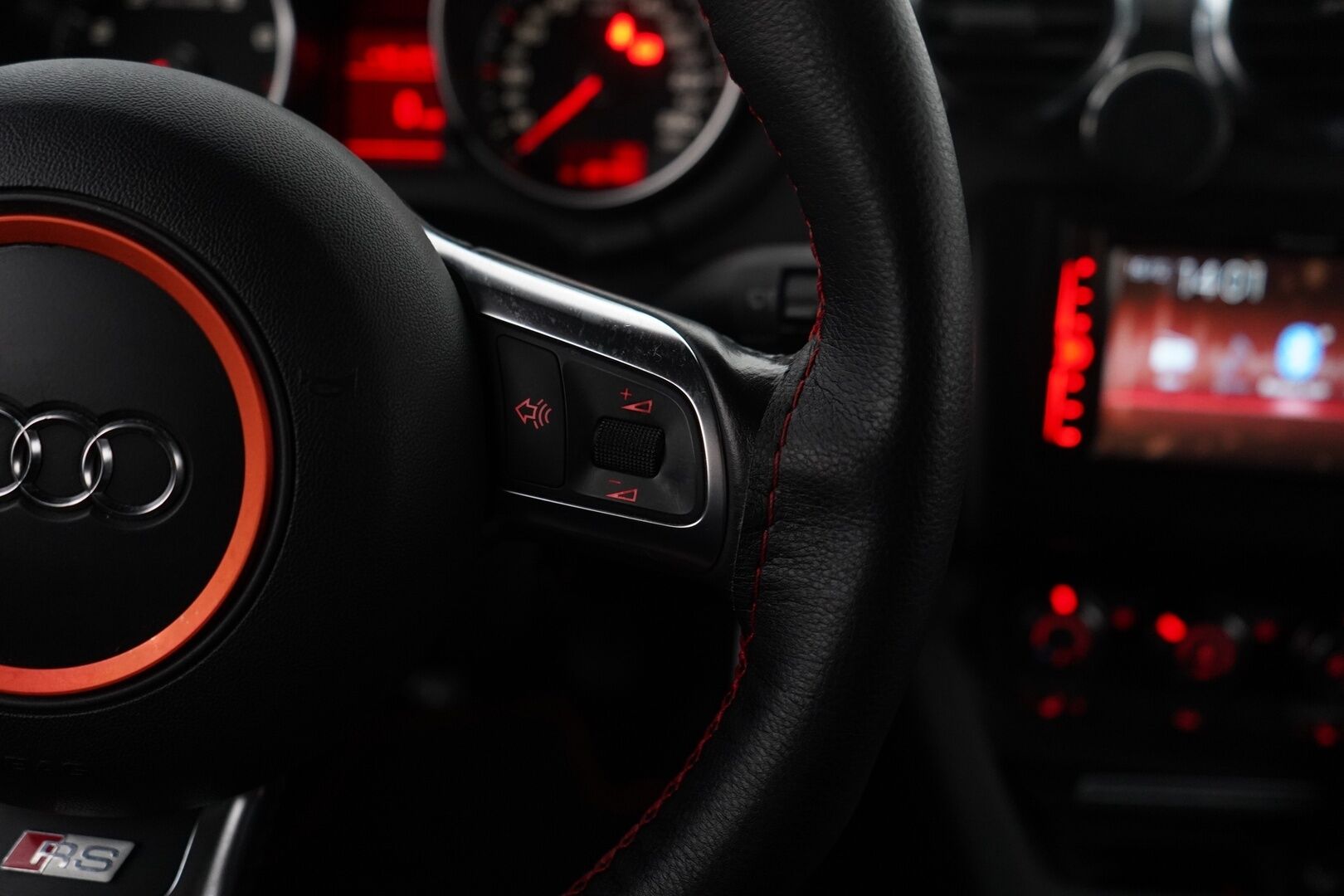 Audi TT 2007 Roadster 2.0 Turbo FSI 147 kW * Tämä auto myydään YritysOutlet -valikoimasta vain yritykselle * - RS-Look / Kahdet vanteet / Erikoisväri 