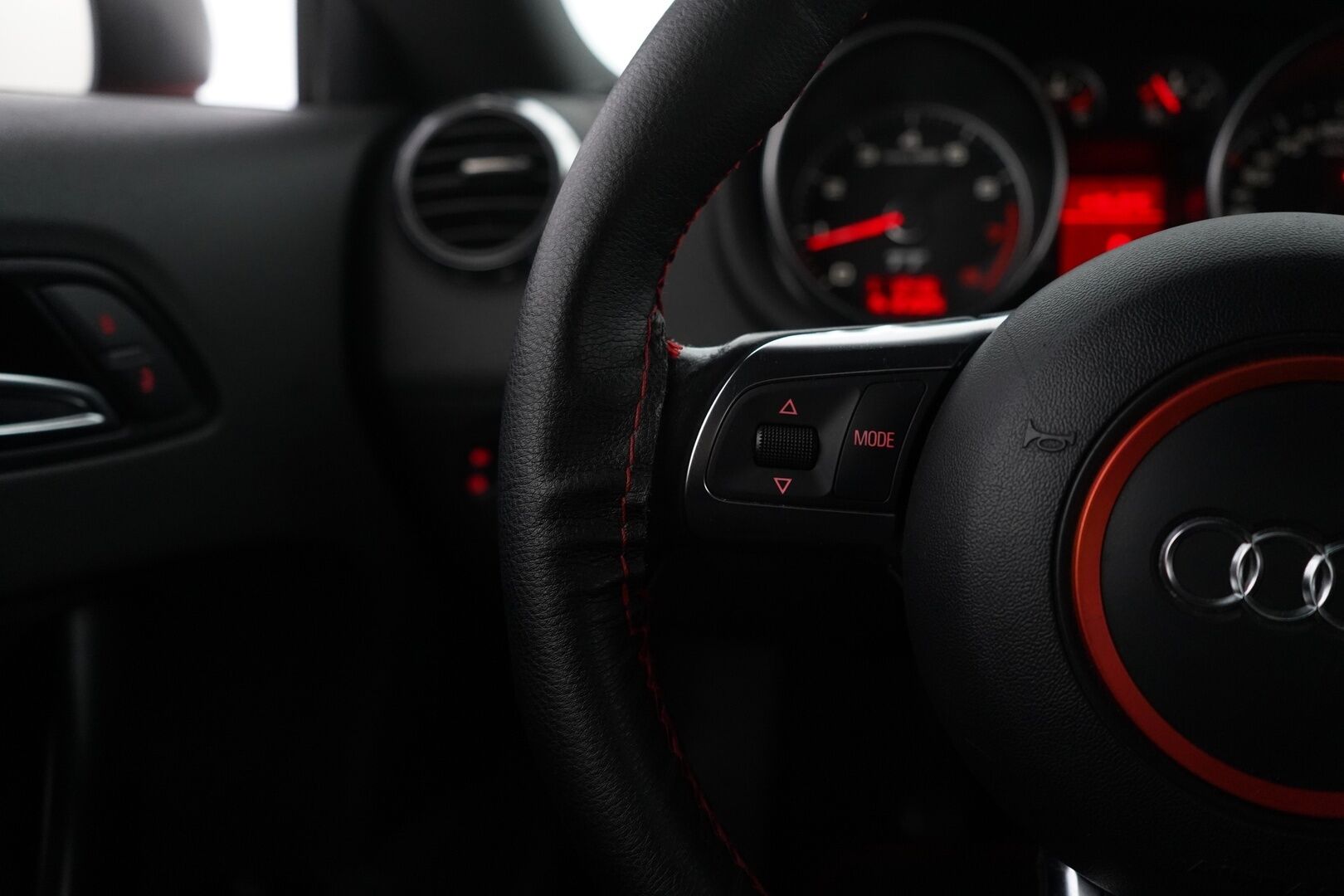 Audi TT 2007 Roadster 2.0 Turbo FSI 147 kW * Tämä auto myydään YritysOutlet -valikoimasta vain yritykselle * - RS-Look / Kahdet vanteet / Erikoisväri 