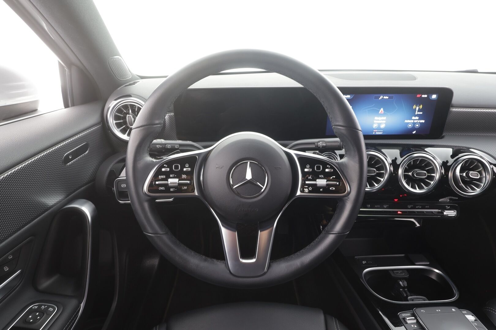 Mercedes-Benz A 2023 180 A Suomi Edition Plus - | Vakkari | Koukku | Widescreen | High Performance LED | Puolinahat | P.Kamera | Navi | 1.Om Suomi-auto | Kahdet Renkaat |