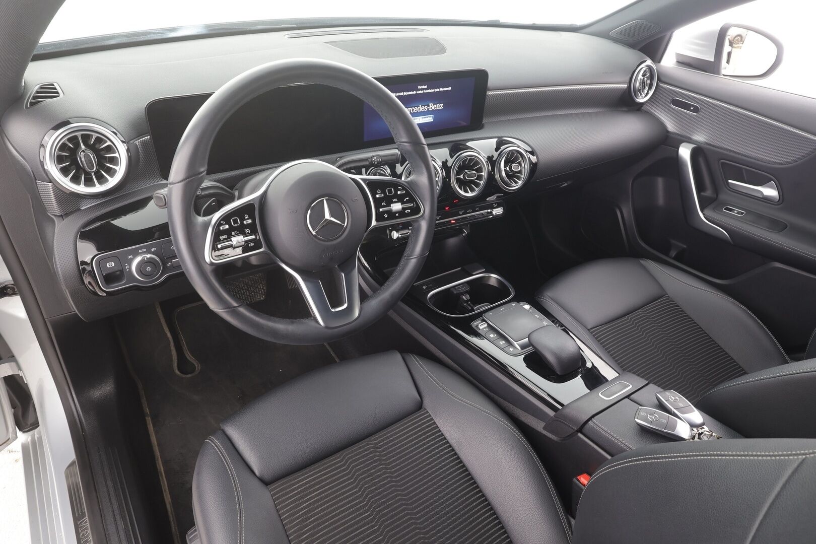 Mercedes-Benz A 2023 180 A Suomi Edition Plus - | Vakkari | Koukku | Widescreen | High Performance LED | Puolinahat | P.Kamera | Navi | 1.Om Suomi-auto | Kahdet Renkaat |