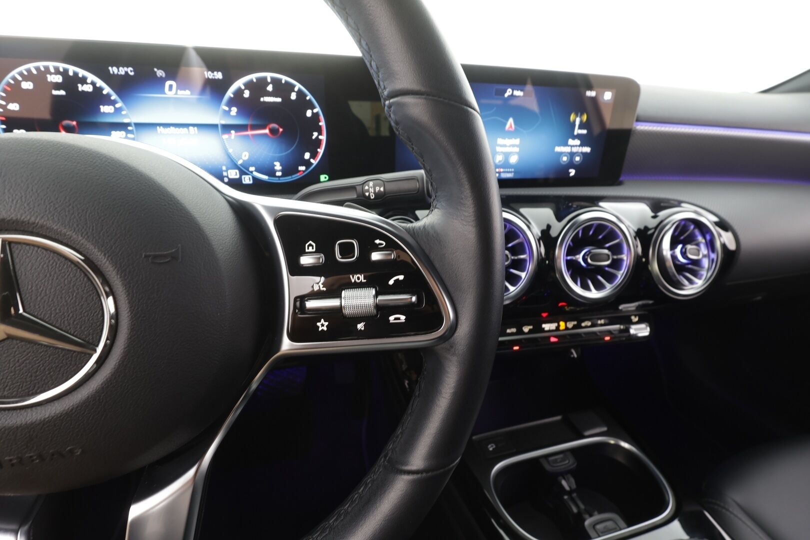 Mercedes-Benz A 2023 180 A Suomi Edition Plus - | Vakkari | Koukku | Widescreen | High Performance LED | Puolinahat | P.Kamera | Navi | 1.Om Suomi-auto | Kahdet Renkaat |