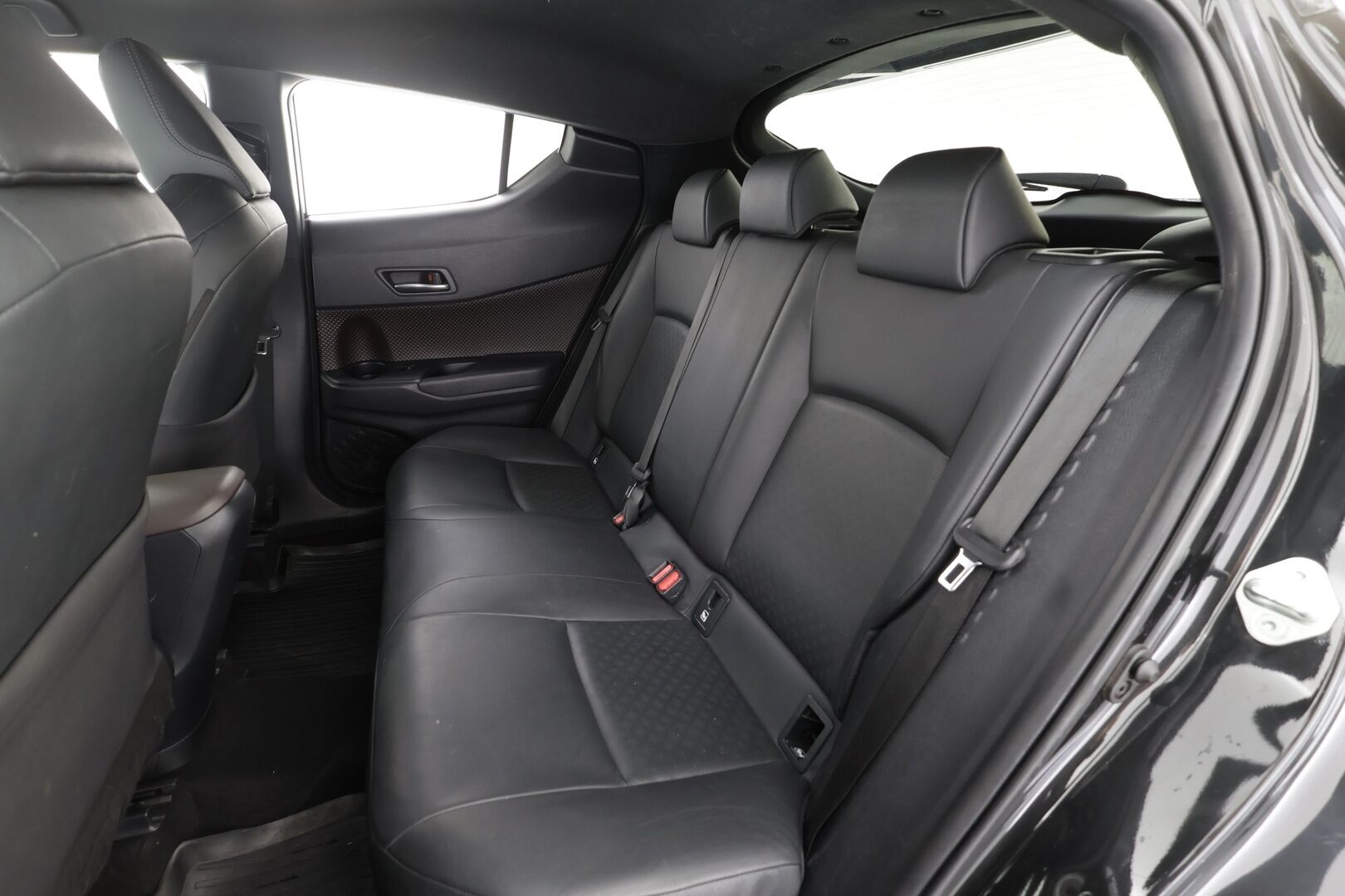 TOYOTA C-HR 2019 1.8 Hybrid Premium - | Vakkari | P.Kamera | JBL | LED | Nahat | Ratinlämmitys | Kahdet Renkaat |