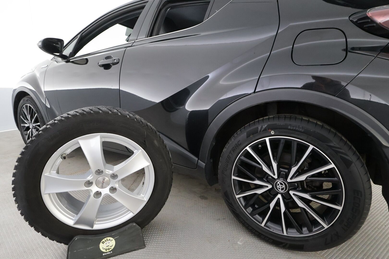 TOYOTA C-HR 2019 1.8 Hybrid Premium - | Vakkari | P.Kamera | JBL | LED | Nahat | Ratinlämmitys | Kahdet Renkaat |