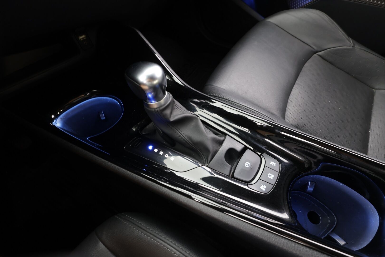 TOYOTA C-HR 2019 1.8 Hybrid Premium - | Vakkari | P.Kamera | JBL | LED | Nahat | Ratinlämmitys | Kahdet Renkaat |
