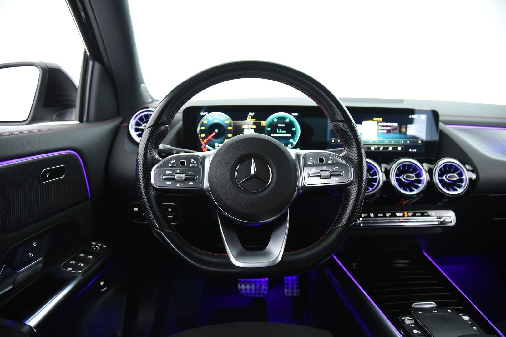 Mercedes-Benz EQA 2021 250 Business AMG / Distronic + / P-kamera / Vetokoukku / Widescreen / LED / Ambient / Keyless - DTR+Q / Midline äänentoisto / AMG sisä- ja ulkopaketilla / SOH 96%