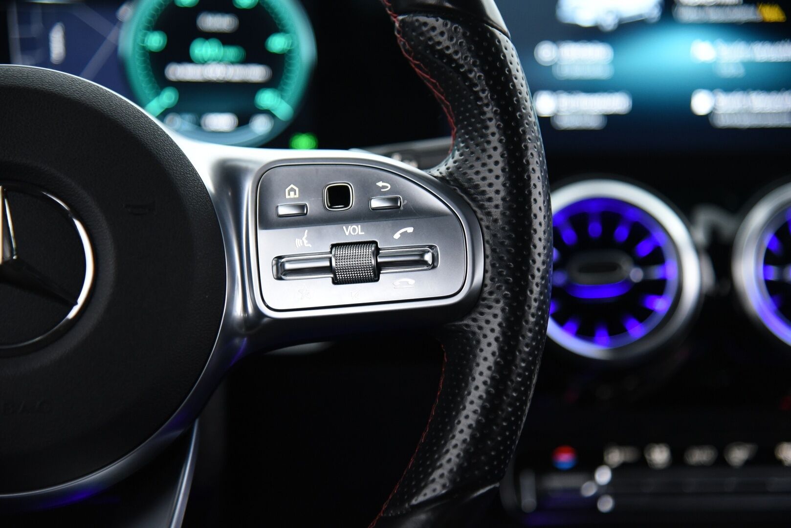 Mercedes-Benz EQA 2021 250 Business AMG / Distronic + / P-kamera / Vetokoukku / Widescreen / LED / Ambient / Keyless - DTR+Q / Midline äänentoisto / AMG sisä- ja ulkopaketilla / SOH 96%