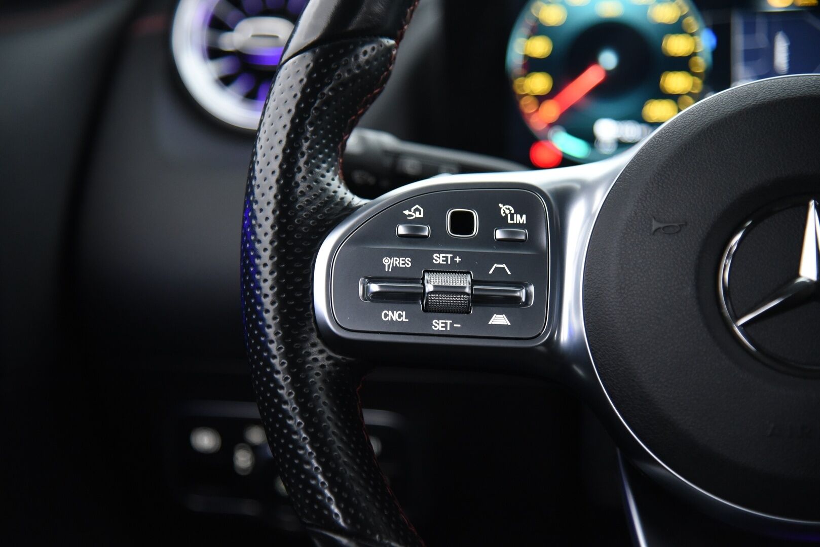 Mercedes-Benz EQA 2021 250 Business AMG - DTR+Q | Distronic + | P-kamera | Vetokoukku | Widescreen | LED | Ambient | Keyless | Midline äänentoisto | AMG sisä- ja ulkopaketilla | SOH 96%