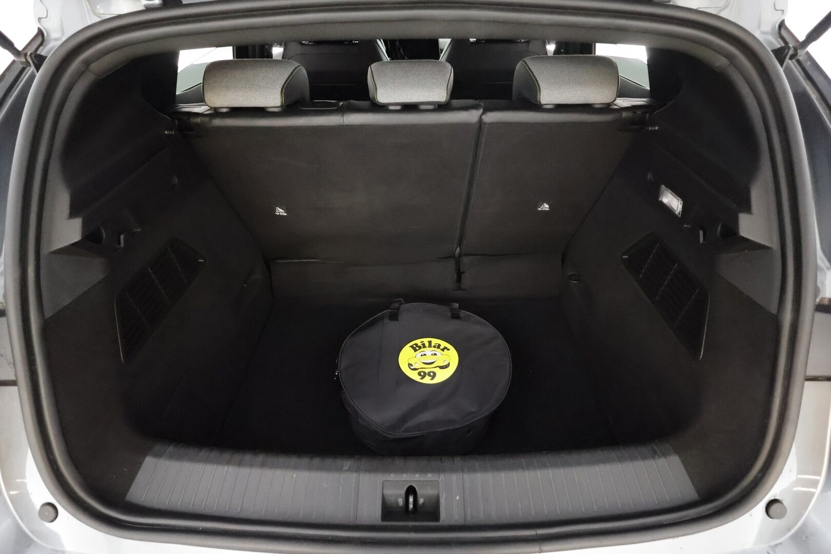 Renault Megane 2023 E-Tech electric 60kWh 220hv Techno * Koukku / ILP / ACC / LED / 360 / Navi / Kaistavahti * - 1-om Suomi-auto / 2x Latauskaapelit / Kahdet renkaat aluvanteilla