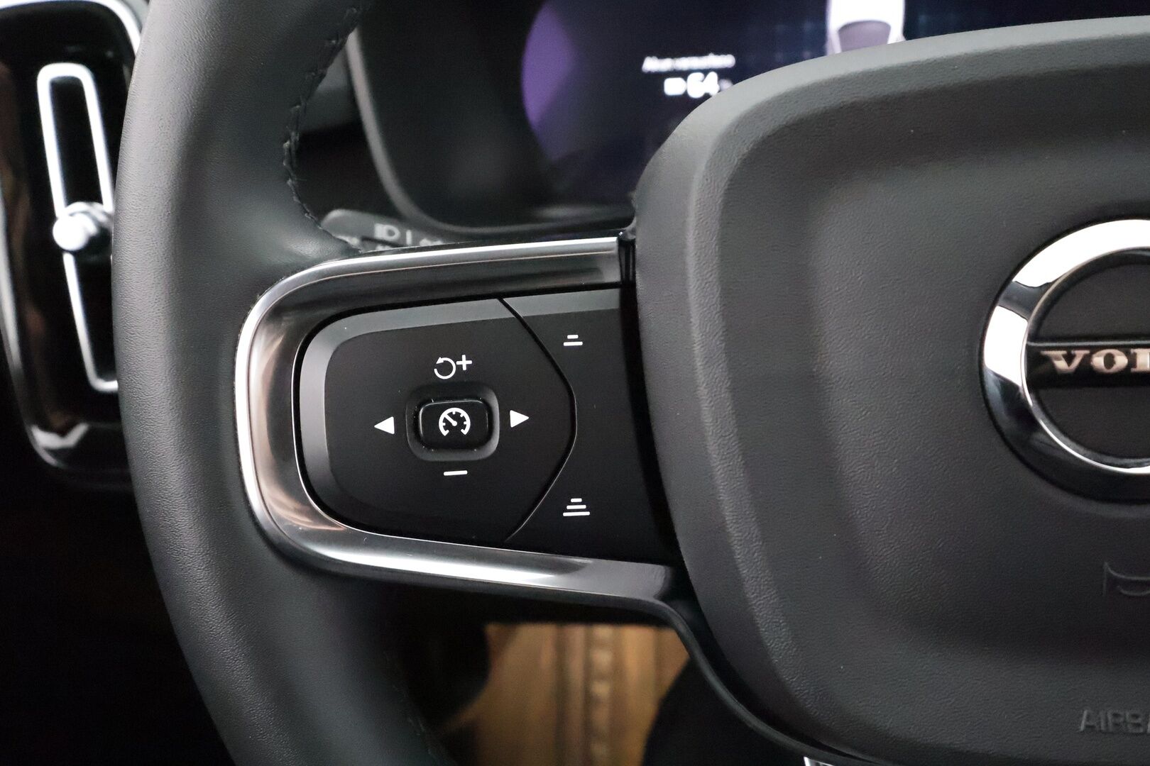 Volvo C40 2023 Recharge Single Ultimate aut - ACC | ILP | H&K | Lasikatto | Koukku | 360° | Muistipenkki | LED | Navi | BLIS | 1.Om Suomi-auto | Kahdet renkaat aluvanteilla | Merkkihuollettu | 2x laturit | SOH 94.3