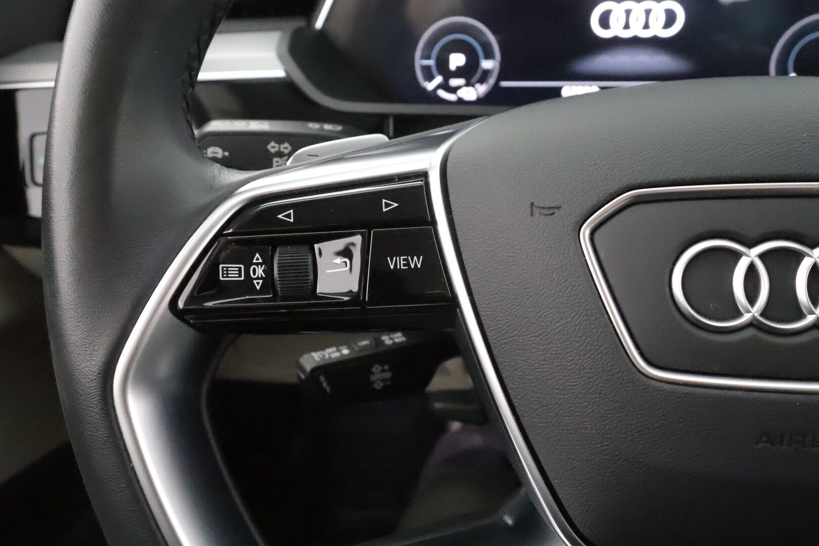 Audi e-tron 2023 Sportback 55 quattro Progress Plus - Matrix | Ilm. muistinahat | Koukku | P.kamera | Ilma-alusta | Navi |Keyless | Audi sound system | Merkkihuollot | Kahdet OEM vanteet | 2xlaturit