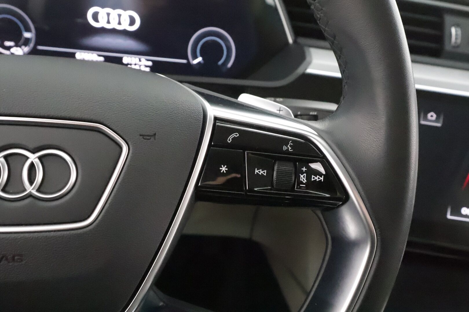 Audi e-tron 2023 Sportback 55 quattro Progress Plus - Matrix | Ilm. muistinahat | Koukku | P.kamera | Ilma-alusta | Navi |Keyless | Audi sound system | Merkkihuollot | Kahdet OEM vanteet | 2xlaturit