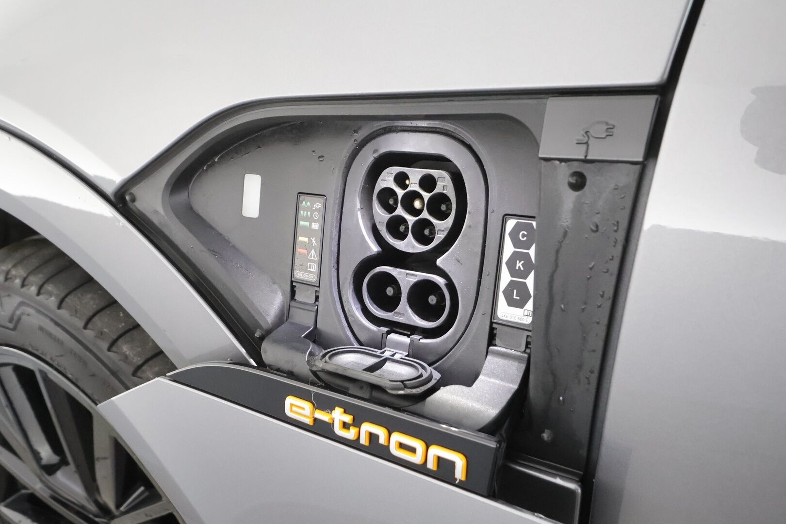 Audi e-tron 2023 Sportback 55 quattro Progress Plus - Matrix | Ilm. muistinahat | Koukku | P.kamera | Ilma-alusta | Navi |Keyless | Audi sound system | Merkkihuollot | Kahdet OEM vanteet | 2xlaturit