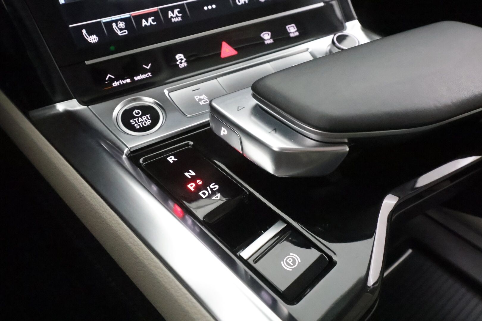 Audi e-tron 2023 Sportback 55 quattro Progress Plus - Matrix | Ilm. muistinahat | Koukku | P.kamera | Ilma-alusta | Navi |Keyless | Audi sound system | Merkkihuollot | Kahdet OEM vanteet | 2xlaturit