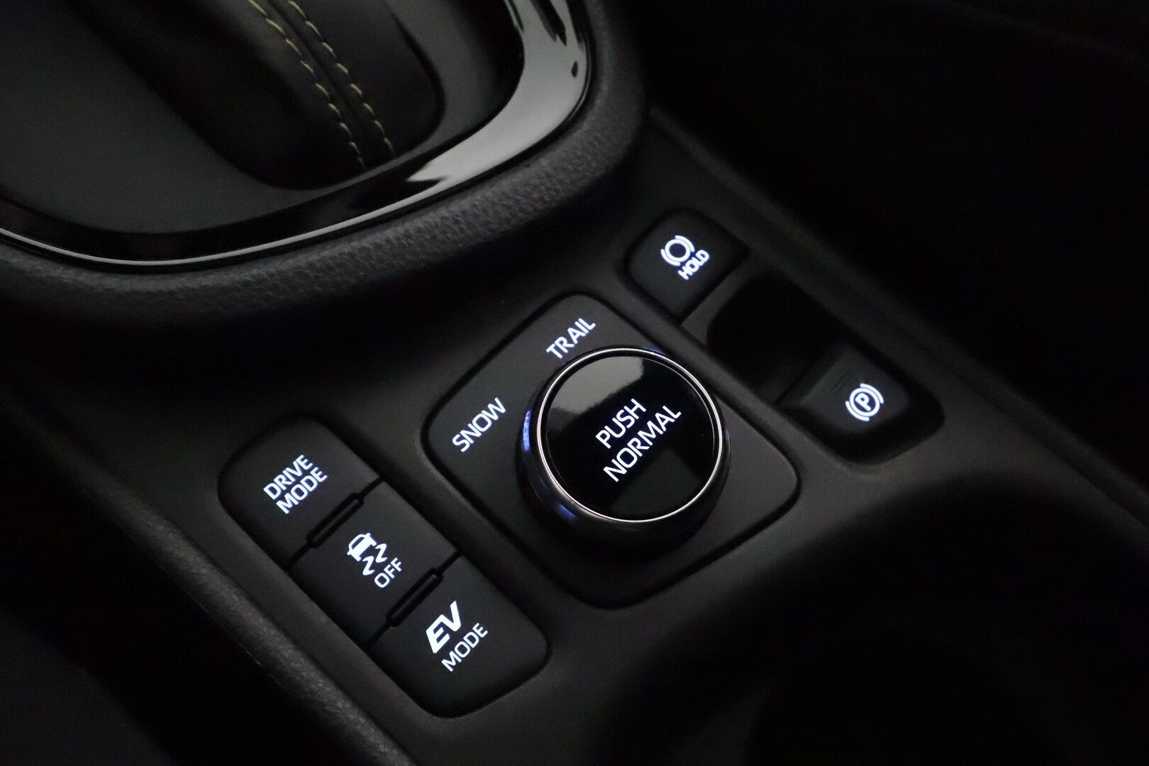 Toyota Yaris Cross 2023 1,5 Hybrid AWD-i Premium **ACC / Lasikatto / JBL / P.kamera / HUD / Lohkolämmitin / KeylessGo / Navi / Puolinahat** - 3,99 % KORKOTARJOUS TÄHÄN AUTOON 31.8. ASTI! - Suomi-auto / kahdet renkaat aluvanteilla / Merkkihuollettu 