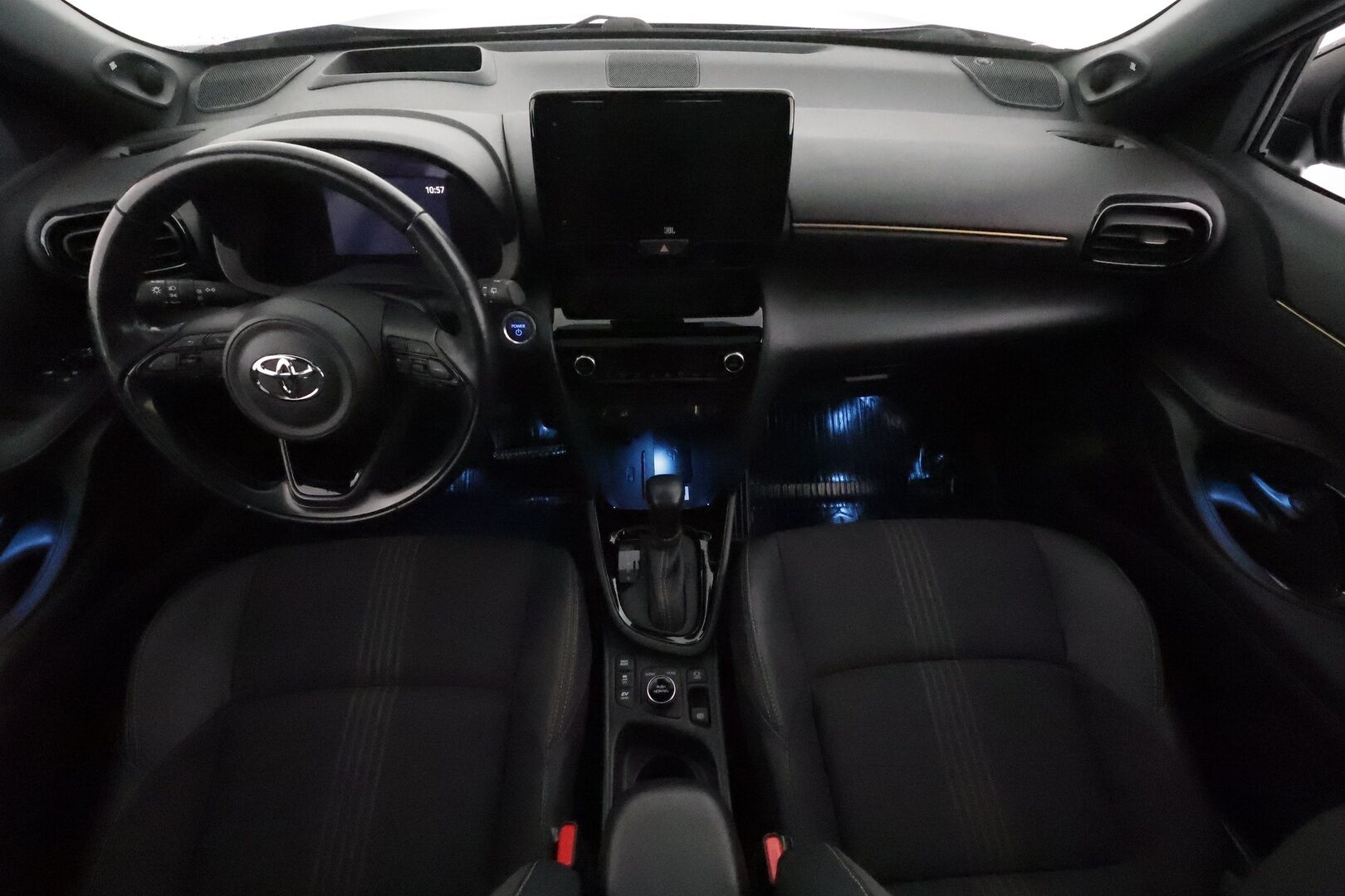 Toyota Yaris Cross 2023 1,5 Hybrid AWD-i Premium **ACC / Lasikatto / JBL / P.kamera / HUD / Lohkolämmitin / KeylessGo / Navi / Puolinahat** - 3,99 % KORKOTARJOUS TÄHÄN AUTOON 31.8. ASTI! - Suomi-auto / kahdet renkaat aluvanteilla / Merkkihuollettu 