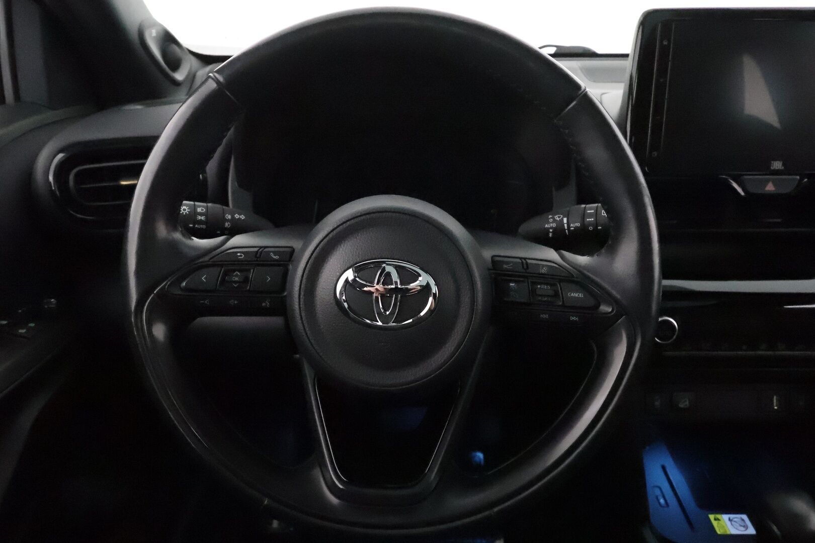 Toyota Yaris Cross 2023 1,5 Hybrid AWD-i Premium **ACC / Lasikatto / JBL / P.kamera / HUD / Lohkolämmitin / KeylessGo / Navi / Puolinahat** - 3,99 % KORKOTARJOUS TÄHÄN AUTOON 31.8. ASTI! - Suomi-auto / kahdet renkaat aluvanteilla / Merkkihuollettu 