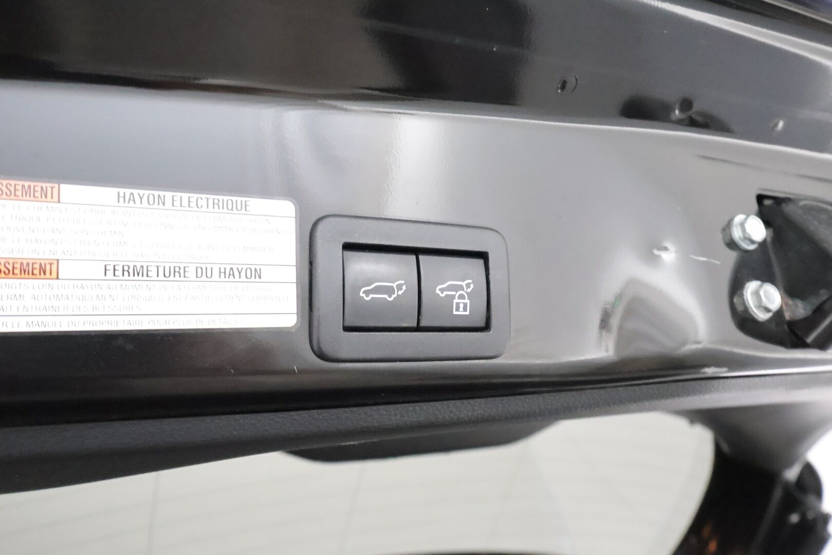 Toyota Yaris Cross 2023 1,5 Hybrid AWD-i Premium **ACC / Lasikatto / JBL / P.kamera / HUD / Lohkolämmitin / KeylessGo / Navi / Puolinahat** - 3,99 % KORKOTARJOUS TÄHÄN AUTOON 31.8. ASTI! - Suomi-auto / kahdet renkaat aluvanteilla / Merkkihuollettu 