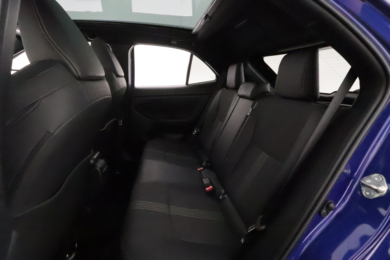 Toyota Yaris Cross 2023 1,5 Hybrid AWD-i Premium **ACC / Lasikatto / JBL / P.kamera / HUD / Lohkolämmitin / KeylessGo / Navi / Puolinahat** - 3,99 % KORKOTARJOUS TÄHÄN AUTOON 31.8. ASTI! - Suomi-auto / kahdet renkaat aluvanteilla / Merkkihuollettu 