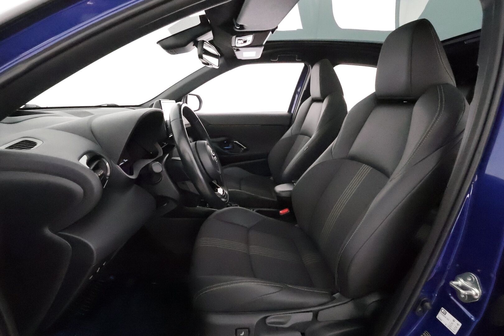 Toyota Yaris Cross 2023 1,5 Hybrid AWD-i Premium **ACC / Lasikatto / JBL / P.kamera / HUD / Lohkolämmitin / KeylessGo / Navi / Puolinahat** - 3,99 % KORKOTARJOUS TÄHÄN AUTOON 31.8. ASTI! - Suomi-auto / kahdet renkaat aluvanteilla / Merkkihuollettu 