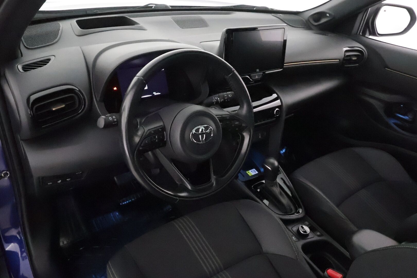 Toyota Yaris Cross 2023 1,5 Hybrid AWD-i Premium **ACC / Lasikatto / JBL / P.kamera / HUD / Lohkolämmitin / KeylessGo / Navi / Puolinahat** - 3,99 % KORKOTARJOUS TÄHÄN AUTOON 31.8. ASTI! - Suomi-auto / kahdet renkaat aluvanteilla / Merkkihuollettu 