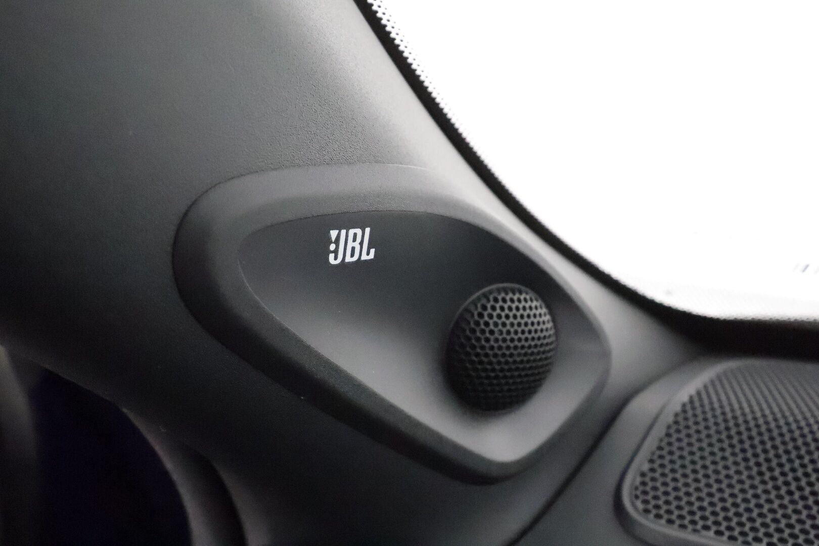 Toyota Yaris Cross 2023 1,5 Hybrid AWD-i Premium **ACC / Lasikatto / JBL / P.kamera / HUD / Lohkolämmitin / KeylessGo / Navi / Puolinahat** - 3,99 % KORKOTARJOUS TÄHÄN AUTOON 31.8. ASTI! - Suomi-auto / kahdet renkaat aluvanteilla / Merkkihuollettu 