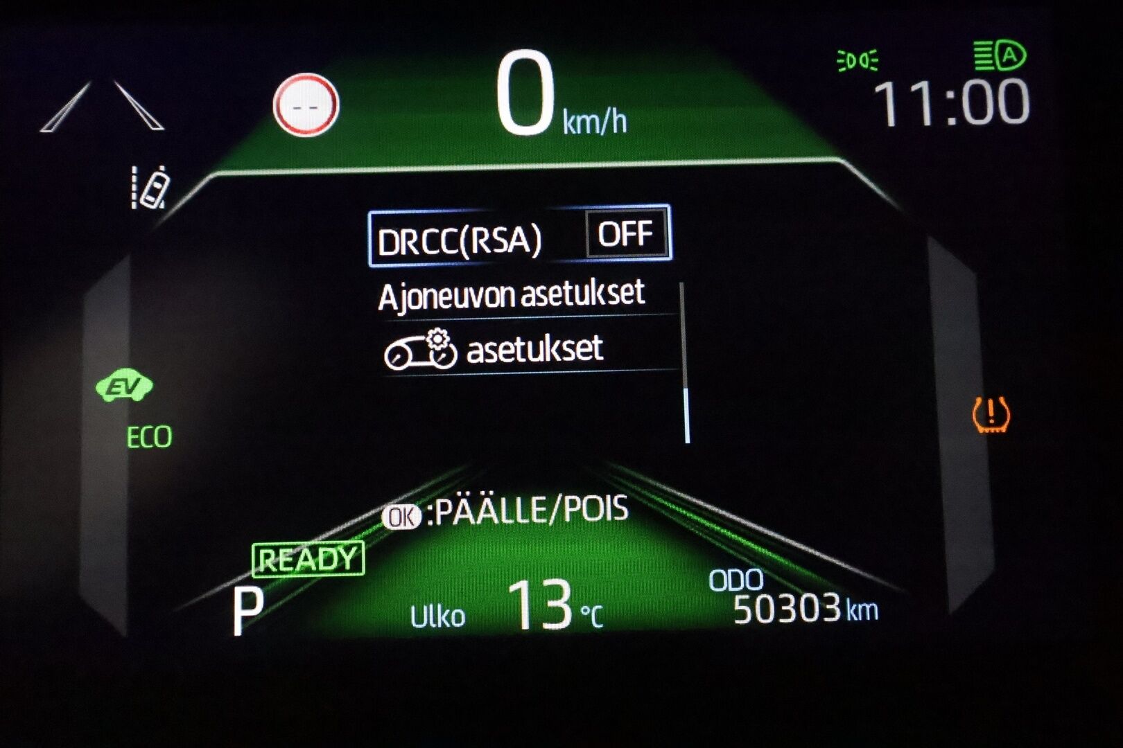 Toyota Yaris Cross 2023 1,5 Hybrid AWD-i Premium **ACC / Lasikatto / JBL / P.kamera / HUD / Lohkolämmitin / KeylessGo / Navi / Puolinahat** - 3,99 % KORKOTARJOUS TÄHÄN AUTOON 31.8. ASTI! - Suomi-auto / kahdet renkaat aluvanteilla / Merkkihuollettu 