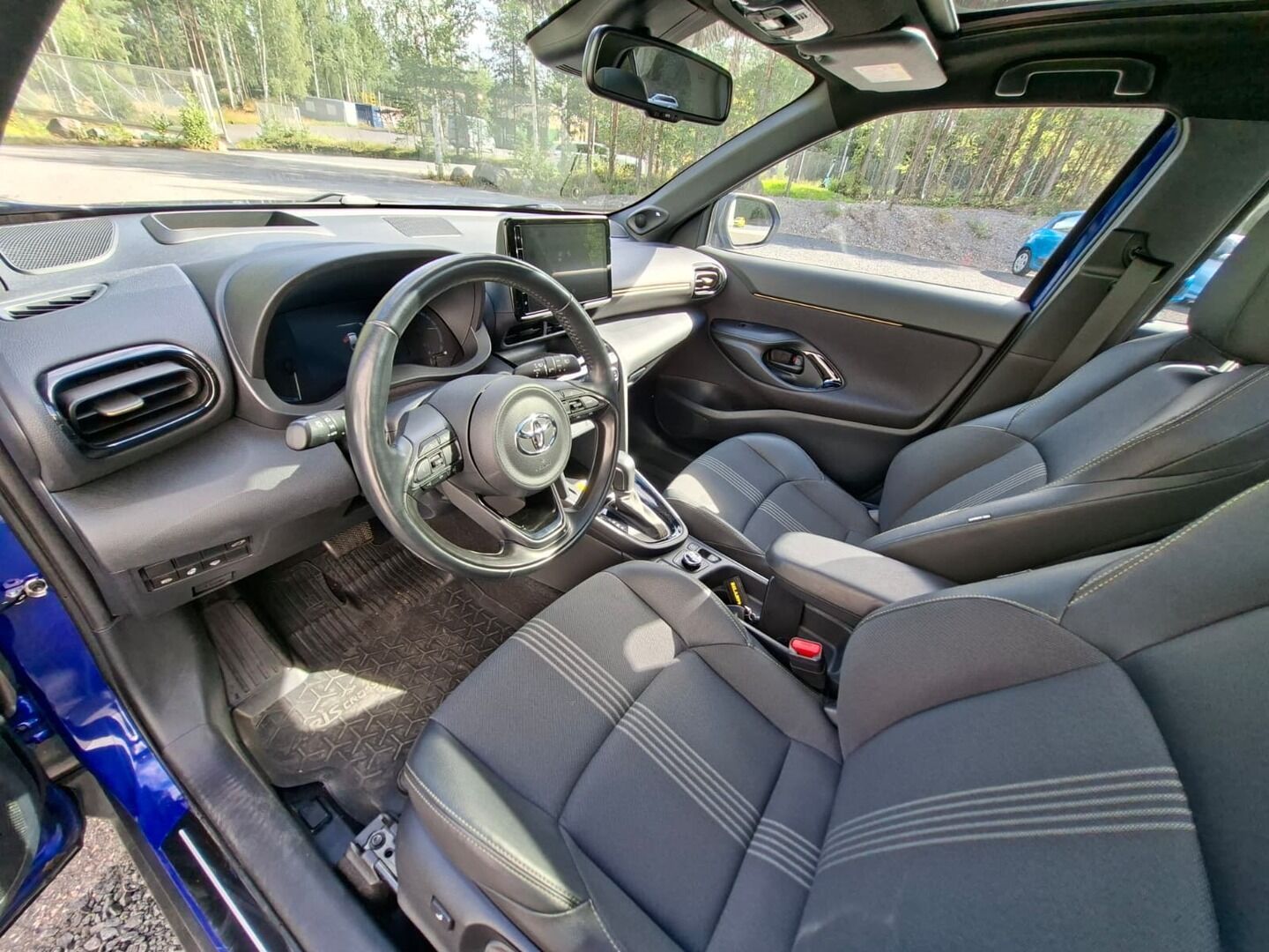 Toyota Yaris Cross 2023 1,5 Hybrid AWD-i Premium **ACC / Lasikatto / JBL / P.kamera / HUD / Lohkolämmitin / TULOSSA!! - 3,99 % KORKOTARJOUS TÄHÄN AUTOON 31.8. ASTI! - 