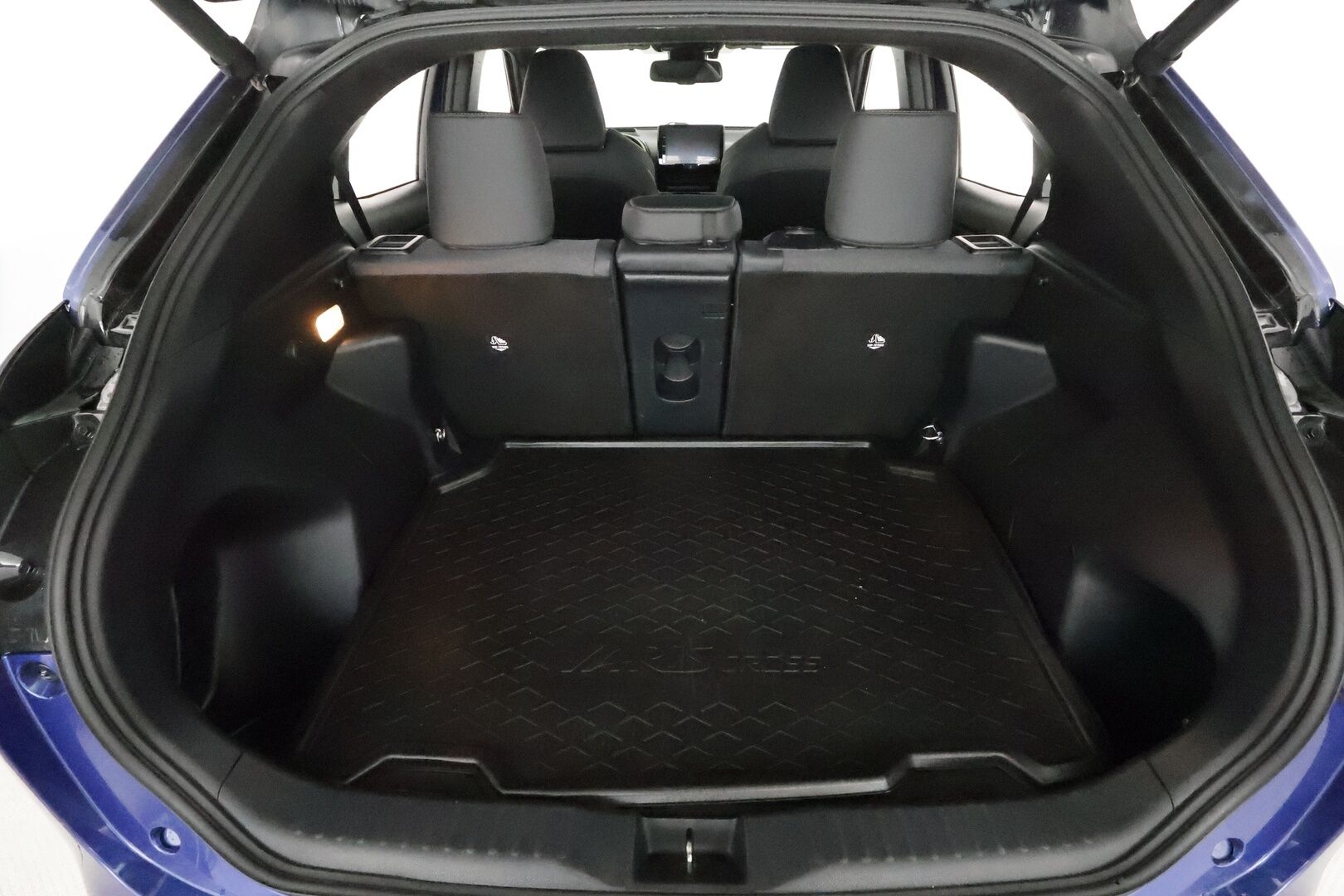 Toyota Yaris Cross 2023 1,5 Hybrid AWD-i Premium **ACC / Lasikatto / JBL / P.kamera / HUD / Lohkolämmitin / KeylessGo / Navi / Puolinahat** - 3,99 % KORKOTARJOUS TÄHÄN AUTOON 31.8. ASTI! - Suomi-auto / kahdet renkaat aluvanteilla / Merkkihuollettu 