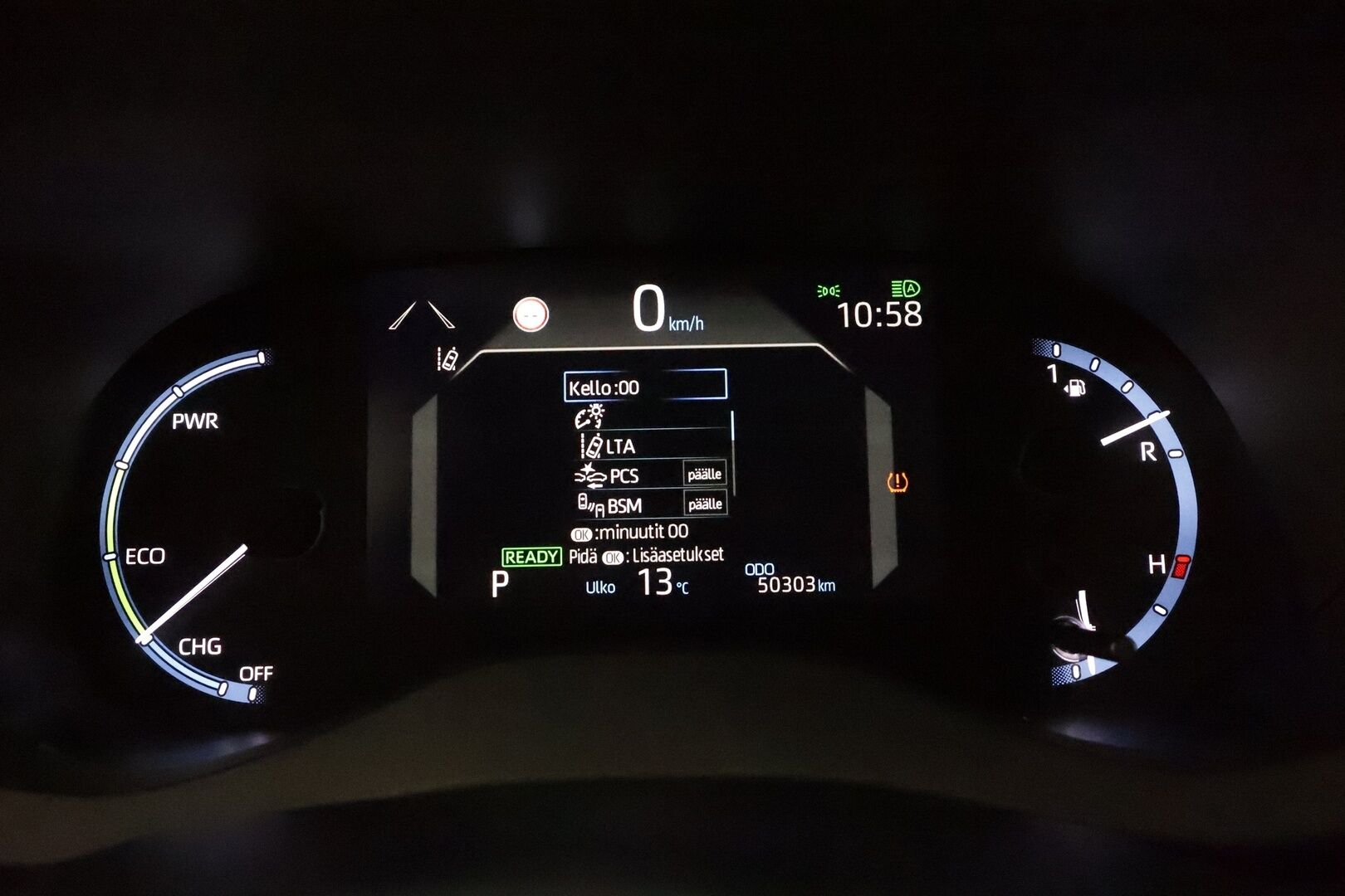 Toyota Yaris Cross 2023 1,5 Hybrid AWD-i Premium **ACC / Lasikatto / JBL / P.kamera / HUD / Lohkolämmitin / KeylessGo / Navi / Puolinahat** - 3,99 % KORKOTARJOUS TÄHÄN AUTOON 31.8. ASTI! - Suomi-auto / kahdet renkaat aluvanteilla / Merkkihuollettu 