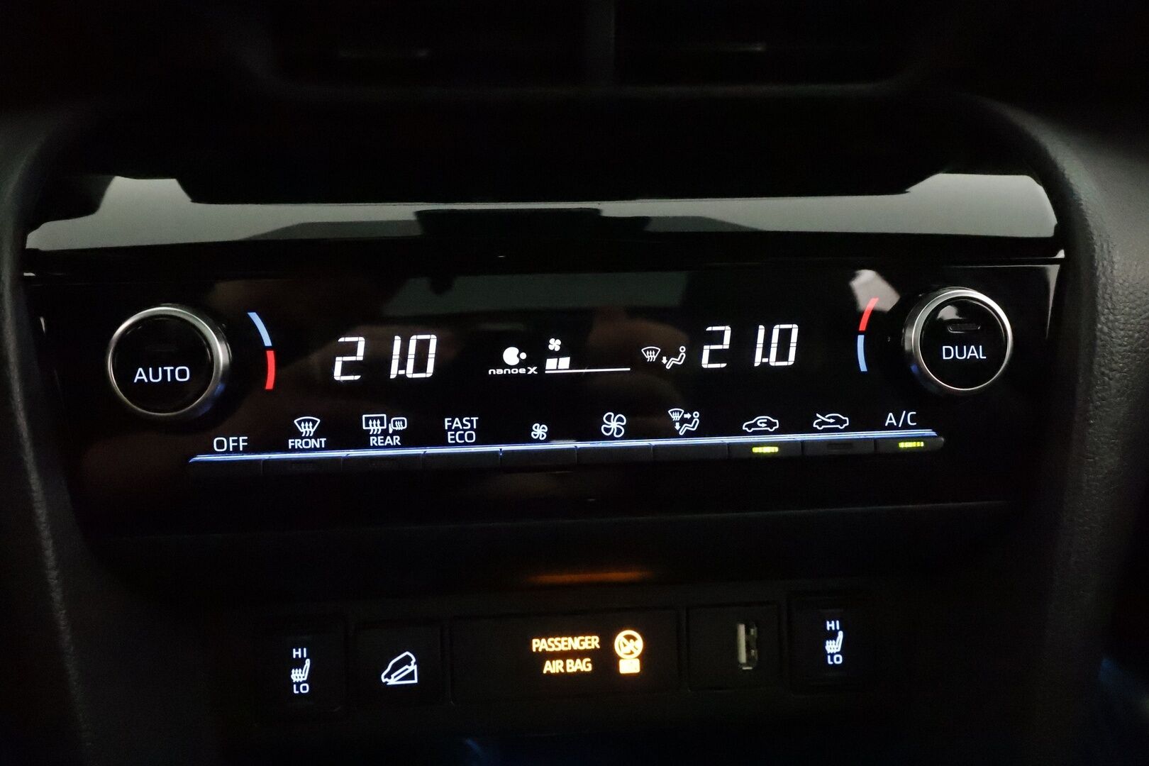 Toyota Yaris Cross 2023 1,5 Hybrid AWD-i Premium **ACC / Lasikatto / JBL / P.kamera / HUD / Lohkolämmitin / KeylessGo / Navi / Puolinahat** - 3,99 % KORKOTARJOUS TÄHÄN AUTOON 31.8. ASTI! - Suomi-auto / kahdet renkaat aluvanteilla / Merkkihuollettu 
