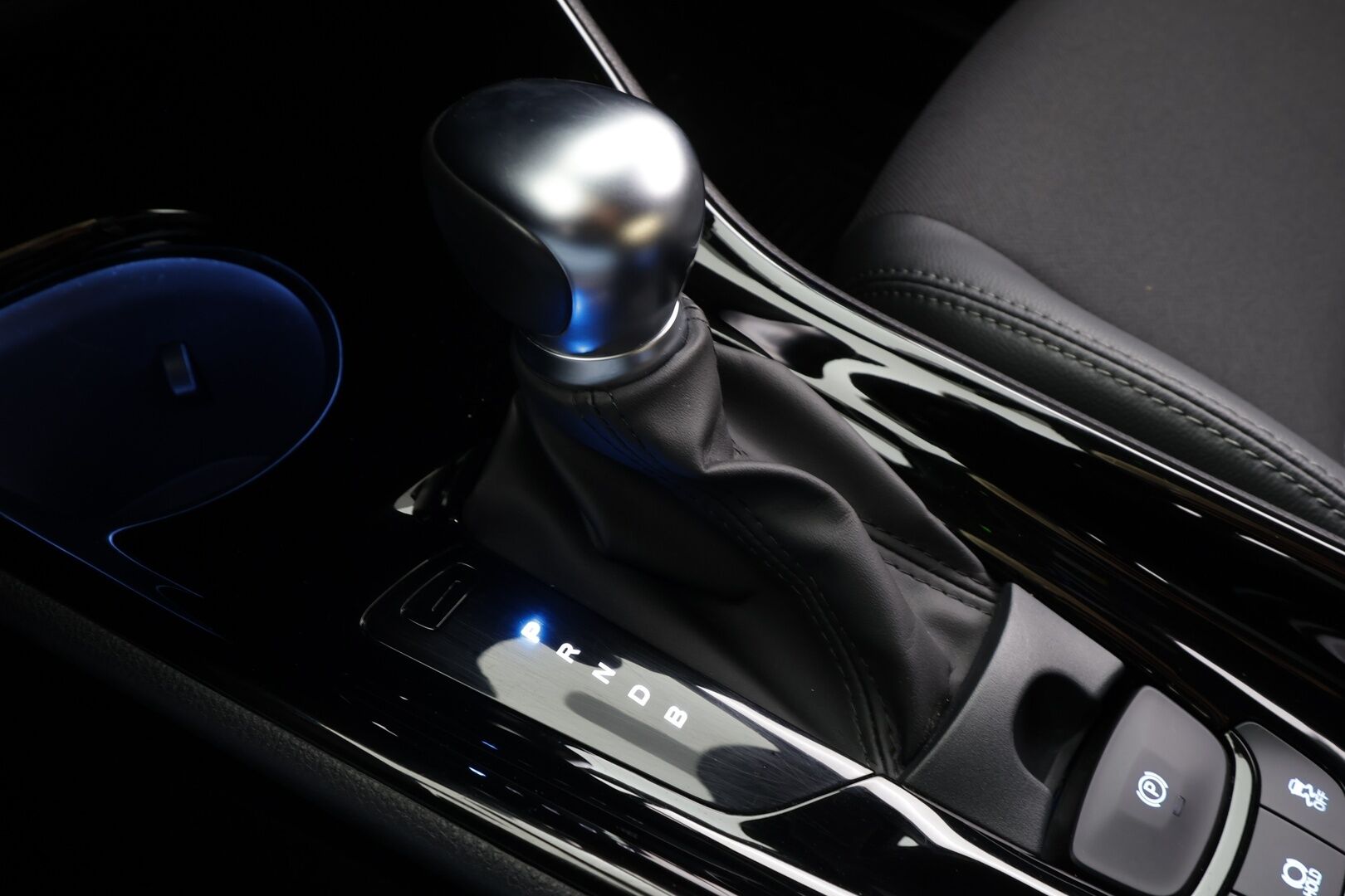 Toyota C-HR 2023 1,8 Hybrid Intense Edition * ACC / P.kamera / LED / Navi / Koukku / KeylessGo / Puolinahat * - Kahdet renkaat aluvanteilla / Merkkihuollettu - HULLUT BLACKWEEK JATKOT - KORKOTARJOUS 2,49%