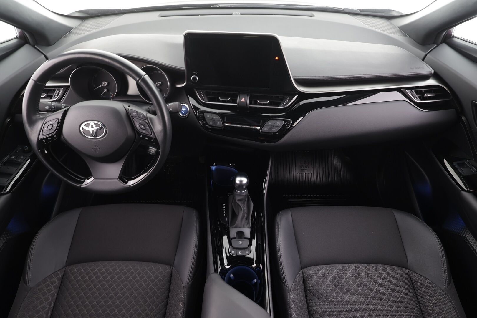 Toyota C-HR 2023 1,8 Hybrid Intense Edition * ACC / P.kamera / LED / Navi / Koukku / KeylessGo / Puolinahat * - Kahdet renkaat aluvanteilla / Merkkihuollettu - HULLUT BLACKWEEK JATKOT - KORKOTARJOUS 2,49%