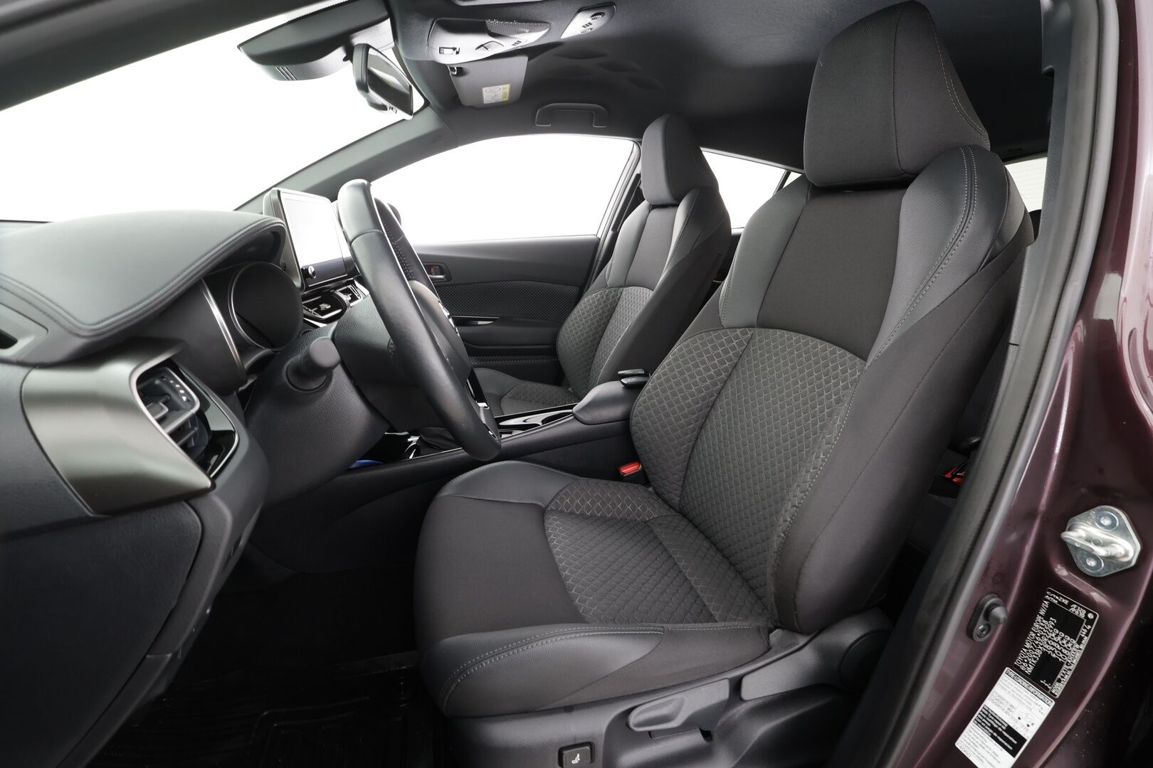 Toyota C-HR 2023 1,8 Hybrid Intense Edition * ACC / P.kamera / LED / Navi / Koukku / KeylessGo / Puolinahat * - Kahdet renkaat aluvanteilla / Merkkihuollettu - HULLUT BLACKWEEK JATKOT - KORKOTARJOUS 2,49%