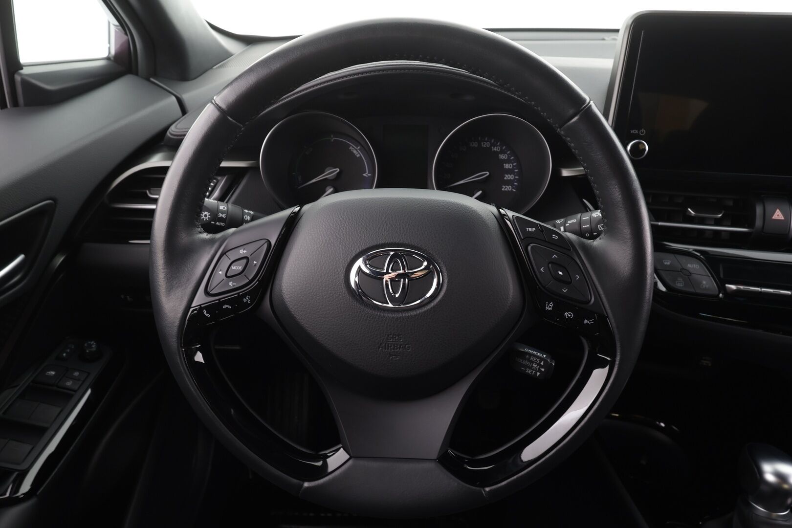 Toyota C-HR 2023 1,8 Hybrid Intense Edition * ACC / P.kamera / LED / Navi / Koukku / KeylessGo / Puolinahat * - Kahdet renkaat aluvanteilla / Merkkihuollettu - HULLUT BLACKWEEK JATKOT - KORKOTARJOUS 2,49%